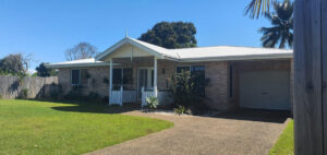 FAMILY HOME WITH FULL POOL SERVICE – BUCASIA