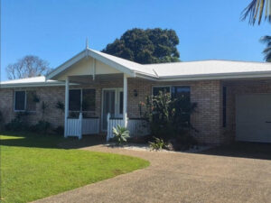 SUMMER TIME IS ON ITS WAY – FAMILY HOME WITH FULL POOL SERVICE – BUCASIA