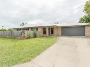FULLY AIR CONDITIONED FAMILY HOME – 300 METRES TO THE BEACH